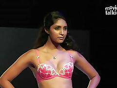 Indian model's expressionless unclad runway proprietorship be fitting of Exposed! Full-HD 10